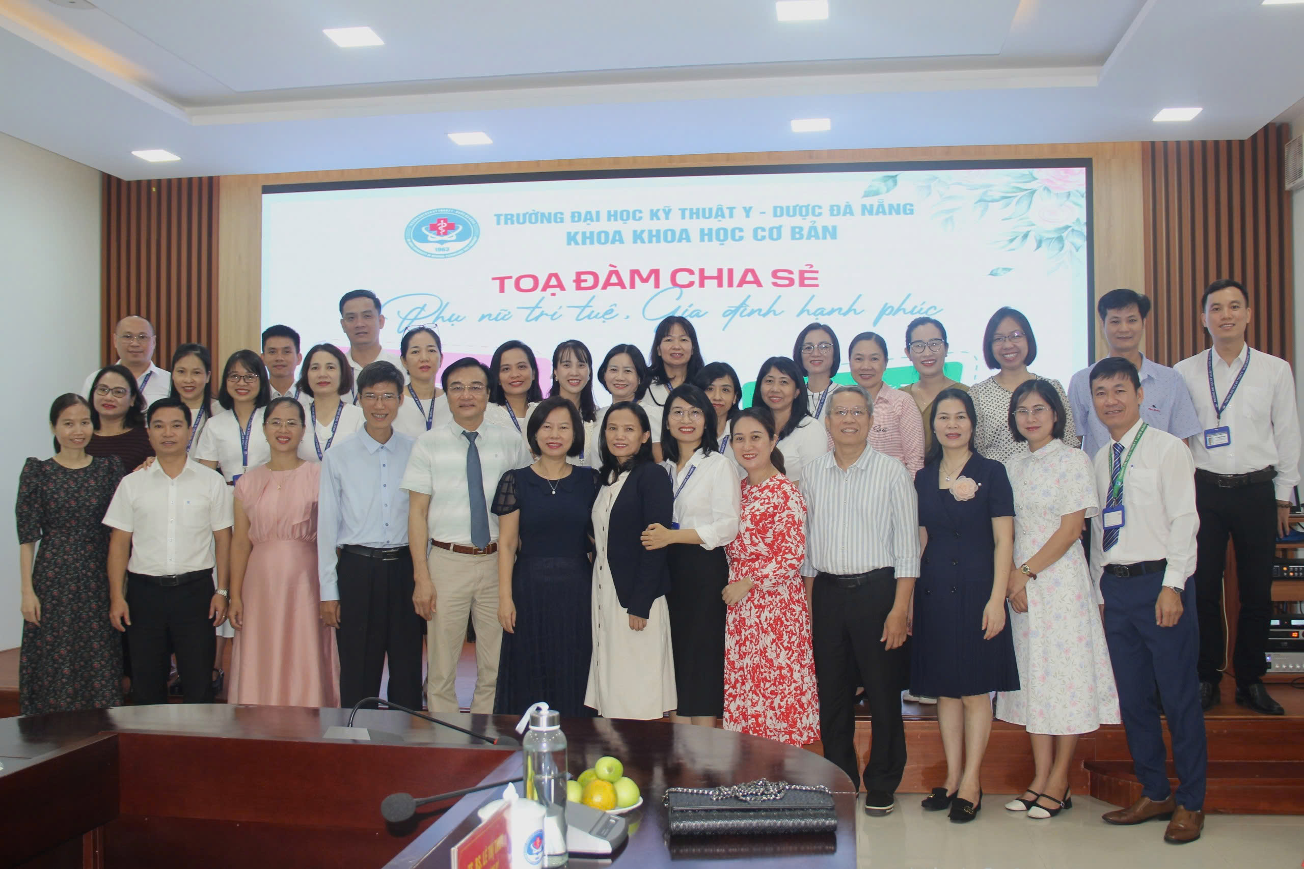 Khoa Khoa học cơ bản thuộc Trường Đại học Kỹ thuật Y - Dược Đà Nẵng tổ chức Toạ đàm chia sẻ với chủ đề “Phụ nữ trí tuệ, Gia đình hạnh phúc”